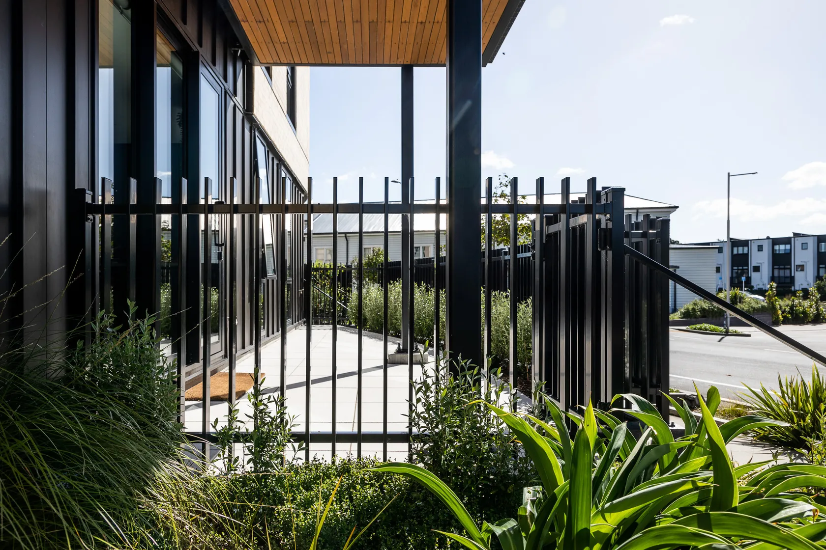Slim line fins for Paladin blade fencing for balustrade